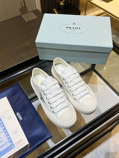 Женские кроссовки Prada белого цвета   