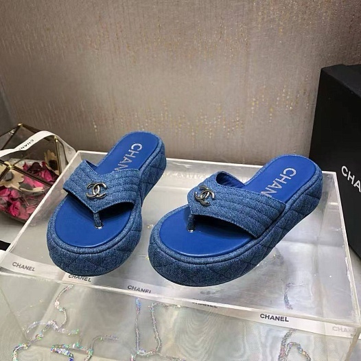 Женские кожаные шлёпанцы Chanel   