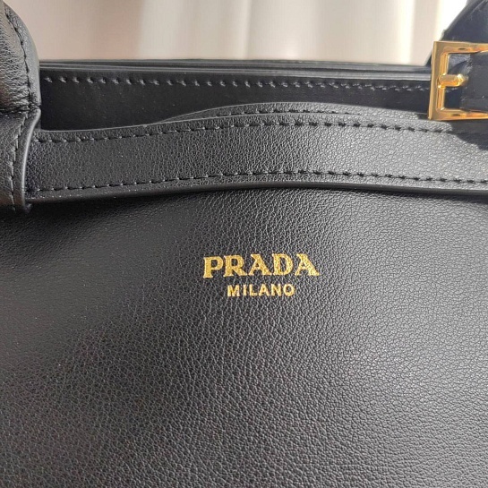 Женская кожаная сумка Prada Buckle 35x25 см (2 расцветки)