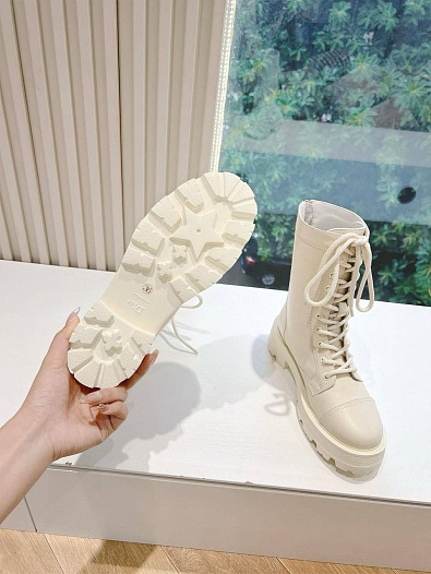 Женские кожаные ботинки белого цвета Dior   