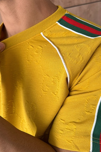 Жёлтая оверсайз футболка Gucci logo all-over embossed   