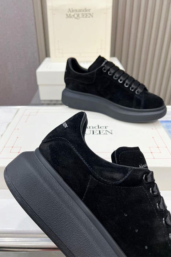 Замшевые кроссовки Alexander McQueen чёрного цвета