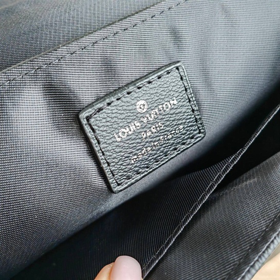 Кожаная сумка-планшет Louis Vuitton 27x24 см