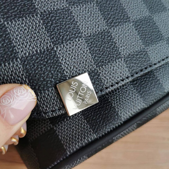 Кожаная сумка-планшет Louis Vuitton District PM 25x22 см