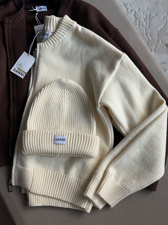 Женская кофта с шапкой Ganni бежевого цвета