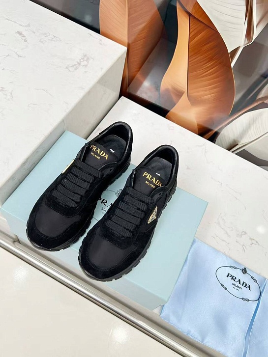 Женские комбинированные кроссовки Prada