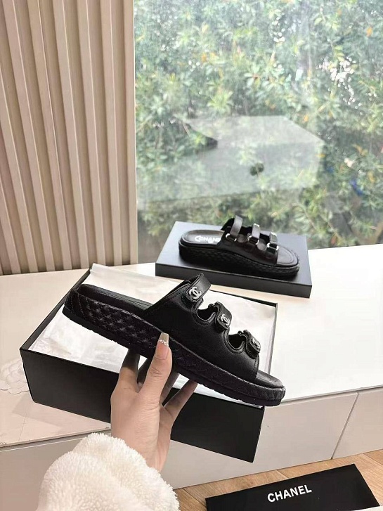 Женские кожаные шлёпанцы Chanel чёрного цвета