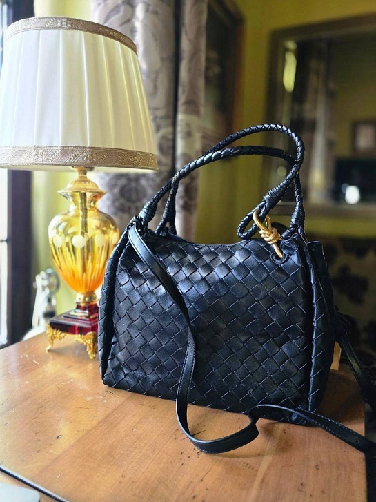 Кожаная чёрная сумка Bottega Veneta Parachute 22x27 см