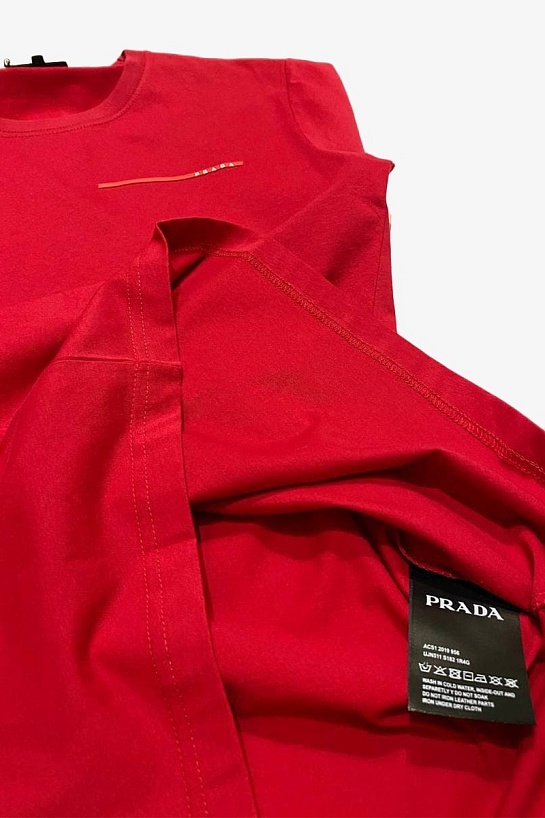 Красная оверсайз футболка Prada