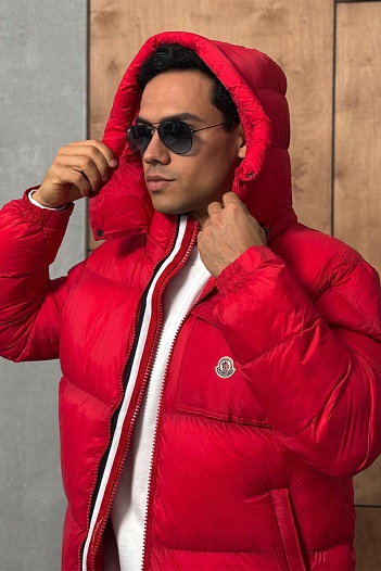 Мужская куртка Moncler красного цвета   
