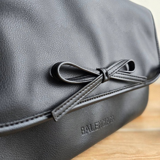Кожаная чёрная сумка Balenciaga 33x23 см