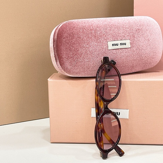 Солнцезащитные очки MIU MIU с леопардовой оправой
