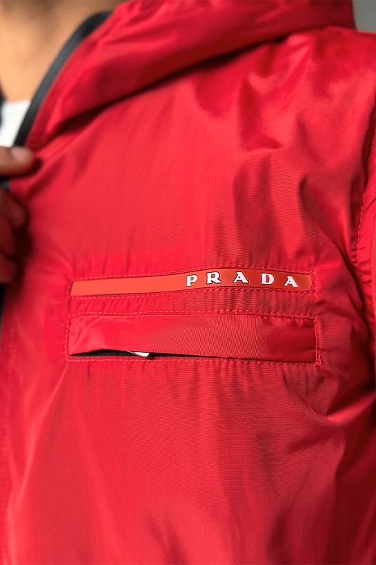 Ветровка с капюшоном Prada красного цвета