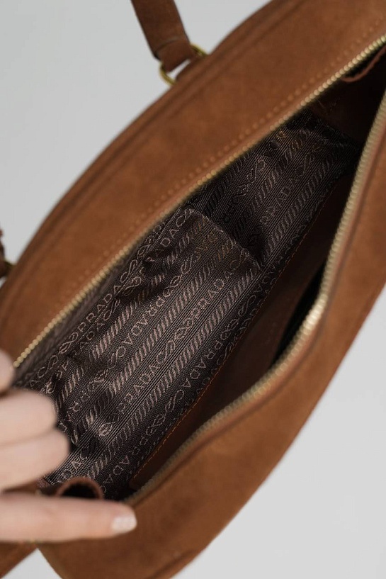 Замшевая сумка Prada 31x16 см