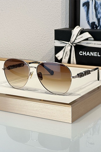 Солнцезащитные очки авиаторы Chanel с коричневыми стеклами в серебряной оправе   