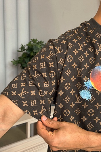 Коричневая оверсайз футболка Louis Vuitton Monogram All-over   