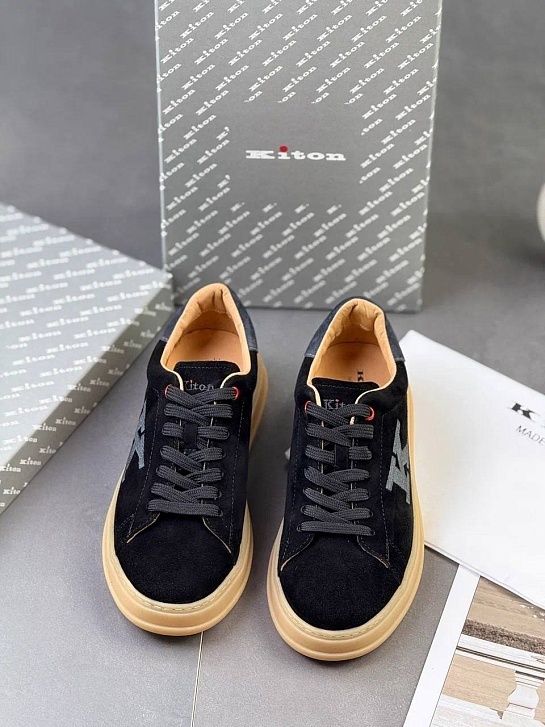 Замшевые кроссовки Kiton чёрного цвета