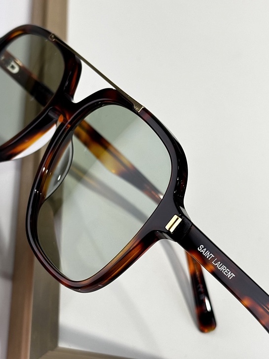 Солнцезащитные очки Yves Saint Laurent