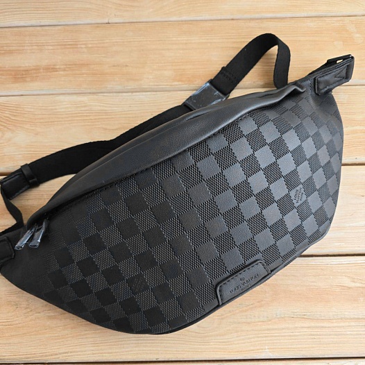 Кожаная сумка на пояс Louis Vuitton Discovery Damier Infini   