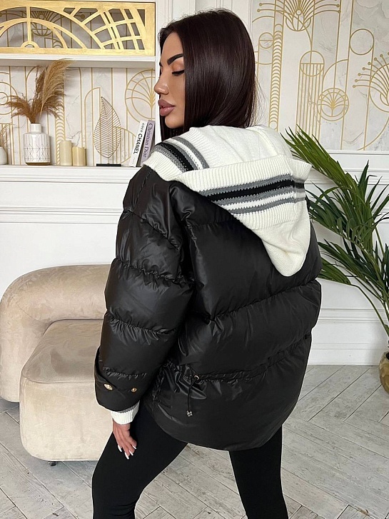 Чёрная женская куртка с капюшоном Moncler