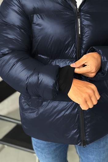Мужской тёмно-синий пуховик Canada Goose logo-patch   