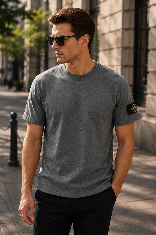 Серая мужская футболка с патчем на плече Stone Island