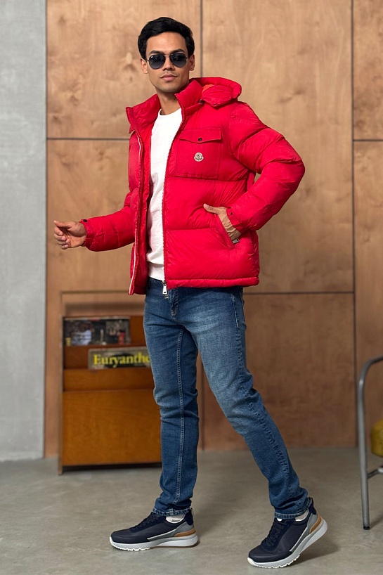 Мужская куртка Moncler красного цвета