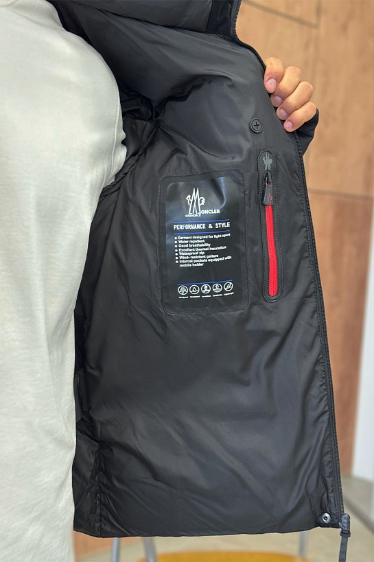 Мужская утеплённая куртка Moncler чёрного цвета