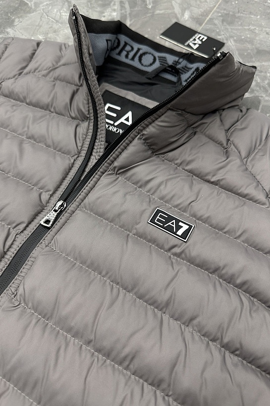 Мужской жилет Emporio Armani 7 серо-бежевого цвета