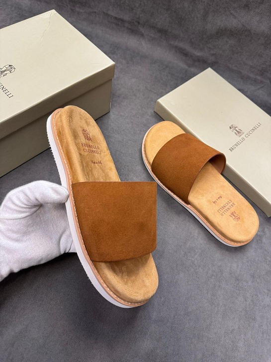 Замшевые шлёпанцы Brunello Cucinelli бежевого цвета