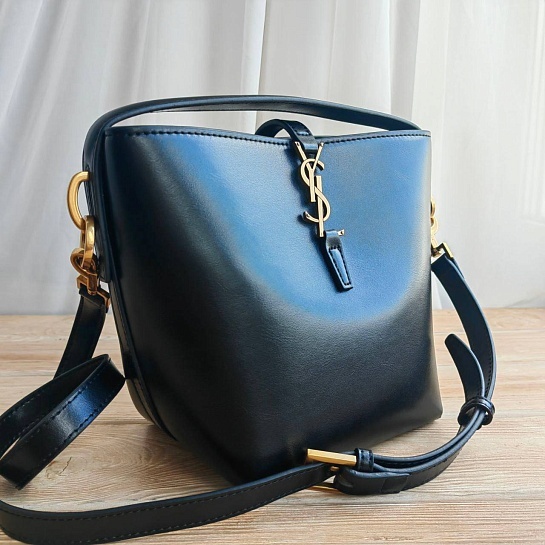 Кожаная сумка Yves Saint Laurent Le 37 bucket bag 20x25 см