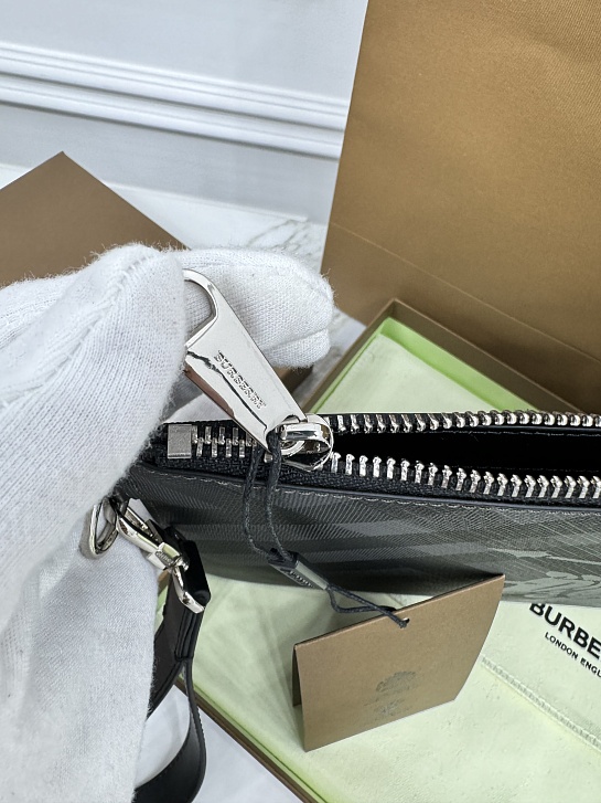 Чёрный клатч Burberry Premium 30x20x1.5 см