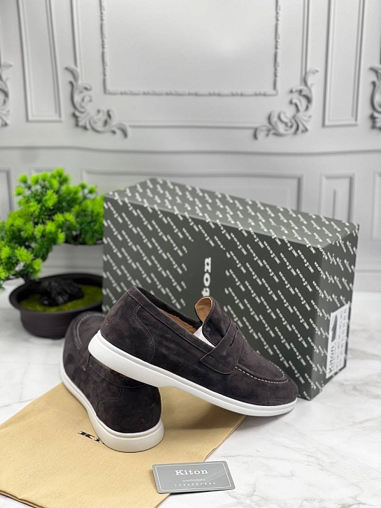 Замшевые лоферы Kiton коричневого цвета