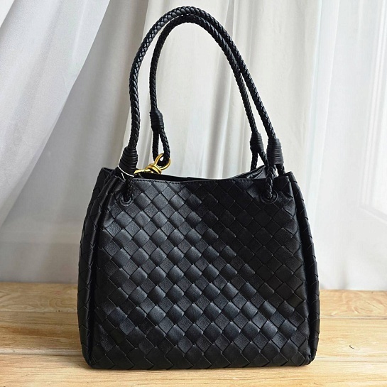 Кожаная чёрная сумка Bottega Veneta Parachute 22x27 см