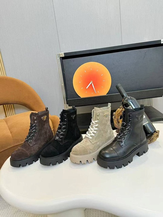 Женские замшевые ботинки Prada