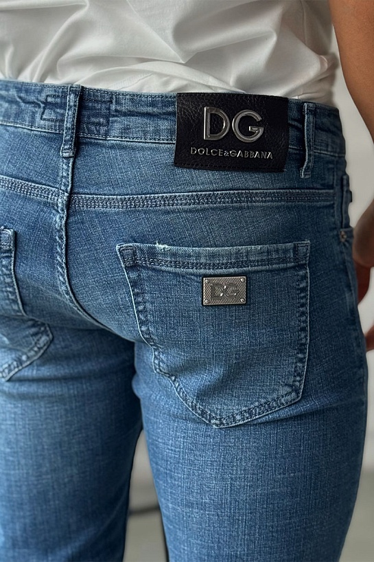 Мужские джинсы синего цвета Dolce & Gabbana logo-plaque