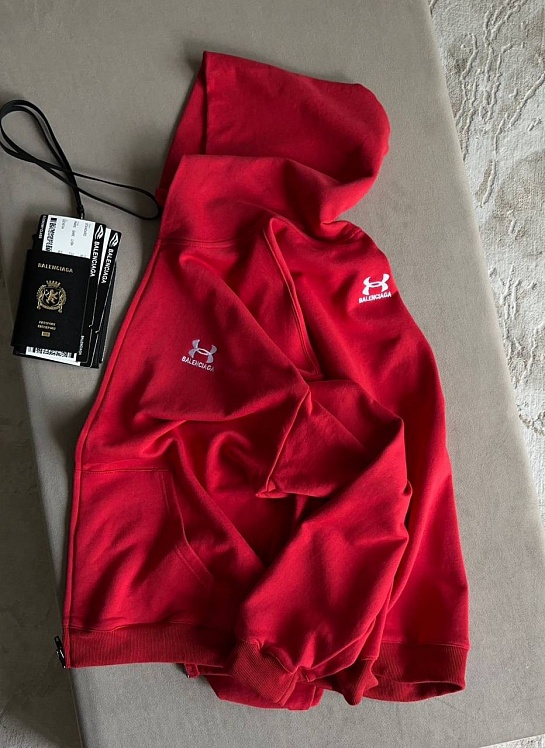 Женский костюм Balenciaga красного цвета