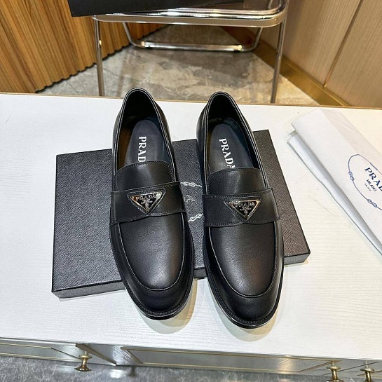 Мужские чёрные лоферы Prada triangle-logo