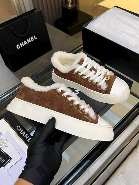 Женские замшевые кроссовки с мехом Chanel premium - Chestnut