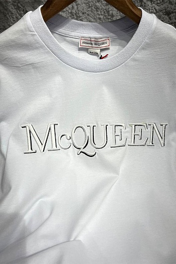 Белая оверсайз футболка Alexander McQueen embroidered logo   