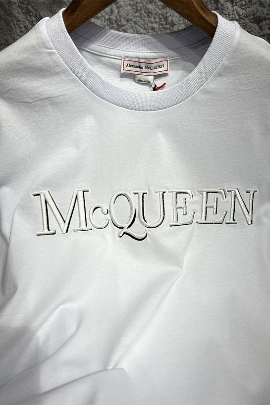 Белая оверсайз футболка Alexander McQueen embroidered logo
