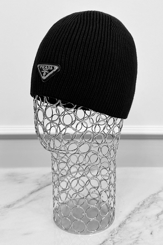 Мужская шапка Prada чёрного цвета