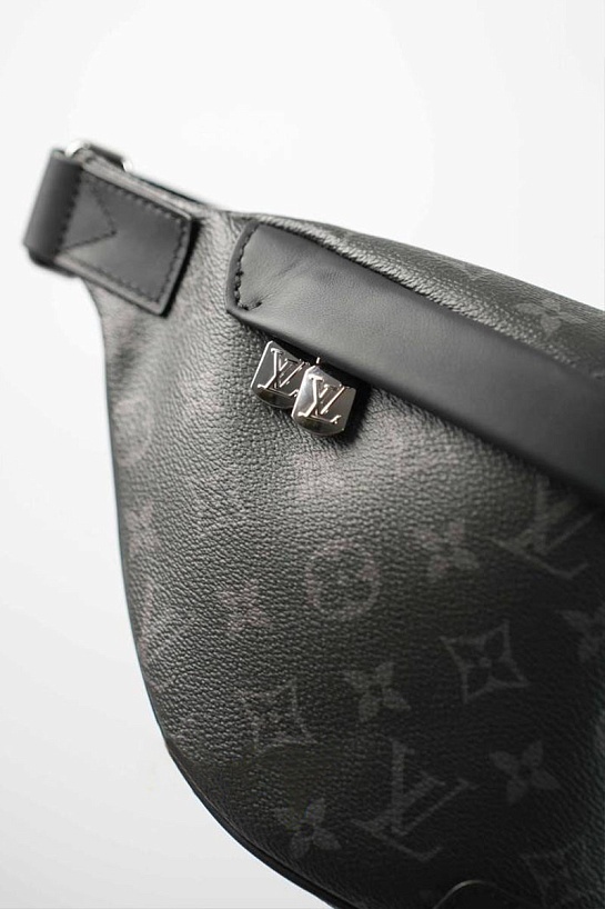 Кожаная сумка на пояс Louis Vuitton Discovery Monogram Eclipse 37x17x10 см