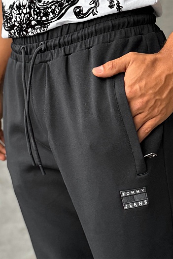 Спортивные штаны чёрного цвета Tommy Jeans logo-embroidered   