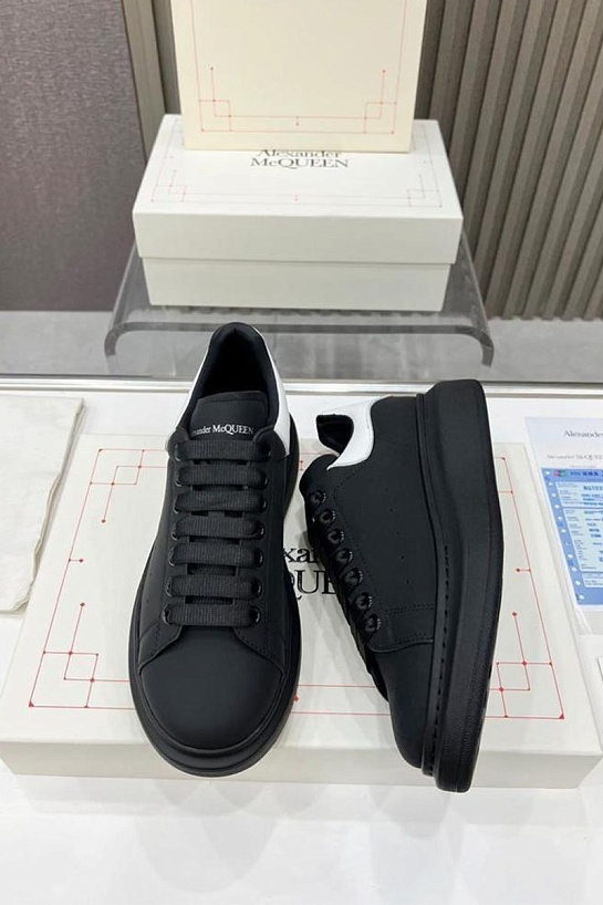 Кожаные кроссовки Alexander McQueen чёрного цвета