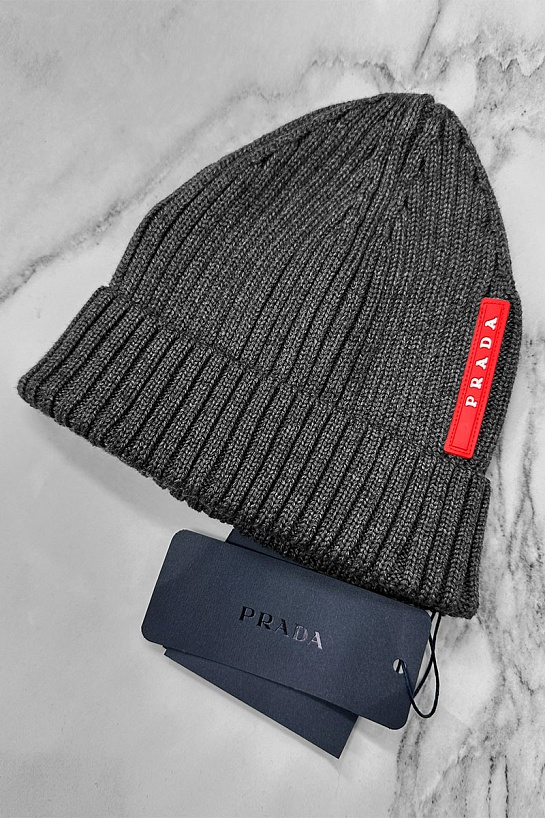 Мужская шапка Prada серого цвета
