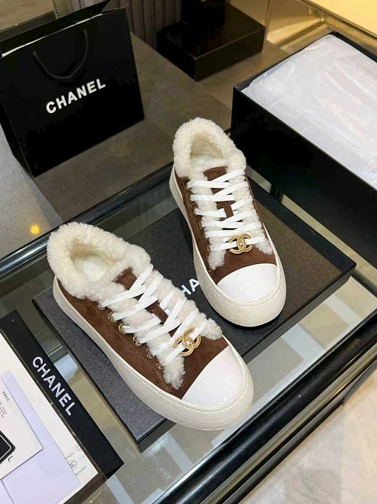 Женские замшевые кроссовки с мехом Chanel premium - Chestnut
