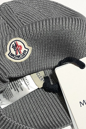 Мужская брендовая шапка Moncler серого цвета   