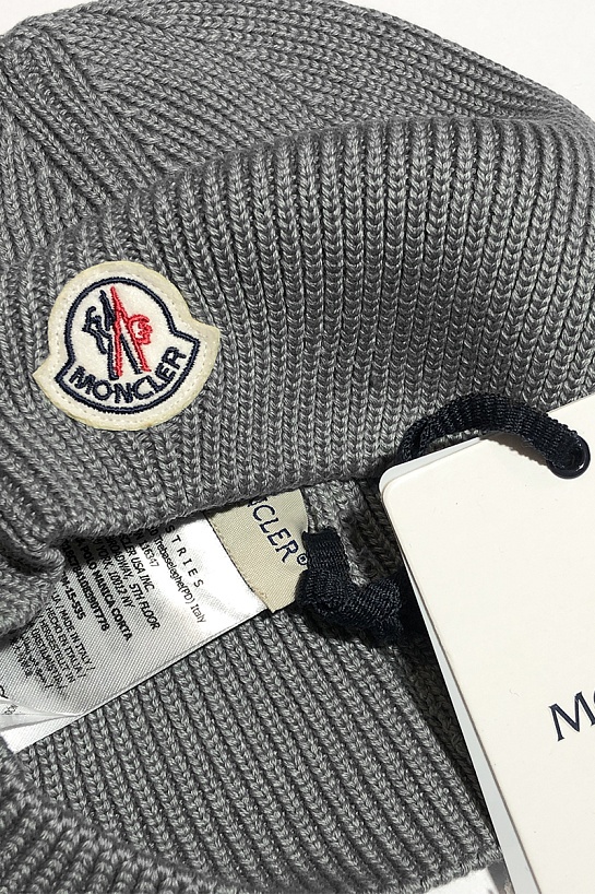 Мужская брендовая шапка Moncler серого цвета