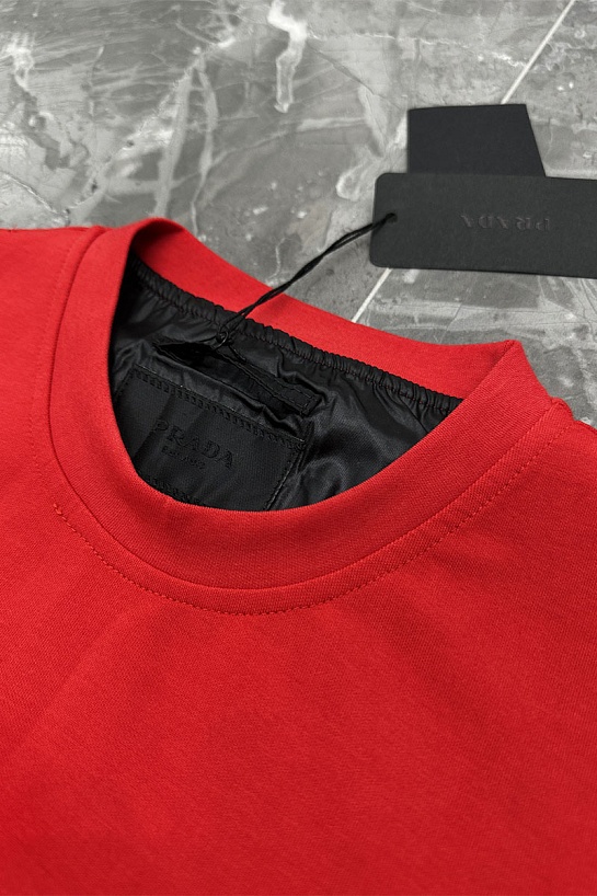 Красная оверсайз футболка Prada